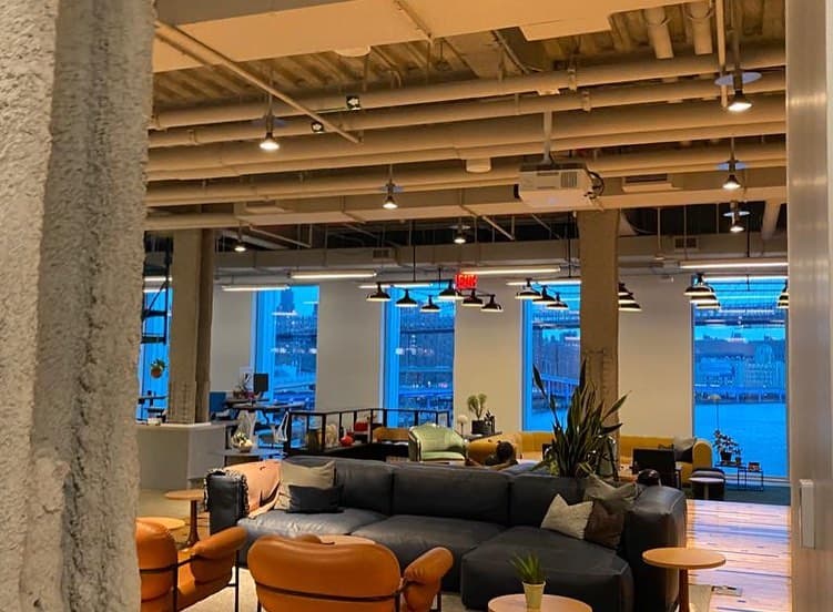 89 South St Pier 17 – NIKE - Image 2